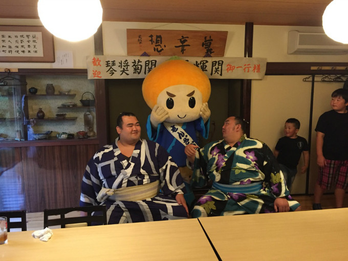 大相撲広島場所の後、『大関　琴奨菊関』と『琴勇輝関』が来店されました。